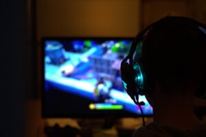 headsets-gamer-bons-e-baratos-sobre-mesa-setup