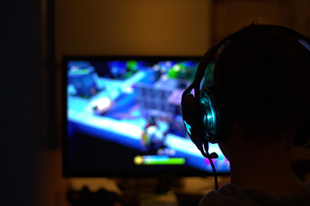 headsets-gamer-bons-e-baratos-sobre-mesa-setup