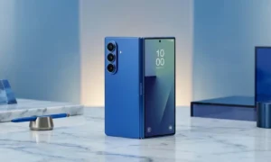 Samsung Galaxy Z Fold 8 aberto mostrando a tela interna ao lado do modelo Wide