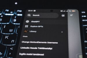 Comparativo visual entre logos do ChatGPT, Google Gemini e Microsoft Copilot com fundo tecnológico