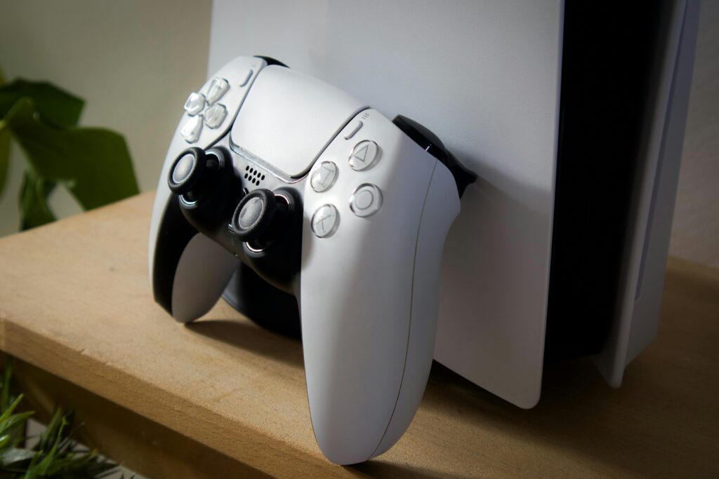 pexels-photo-33513532-33513532-1024x683 PS5, Xbox Series X ou PC Gamer: qual comprar em 2026?