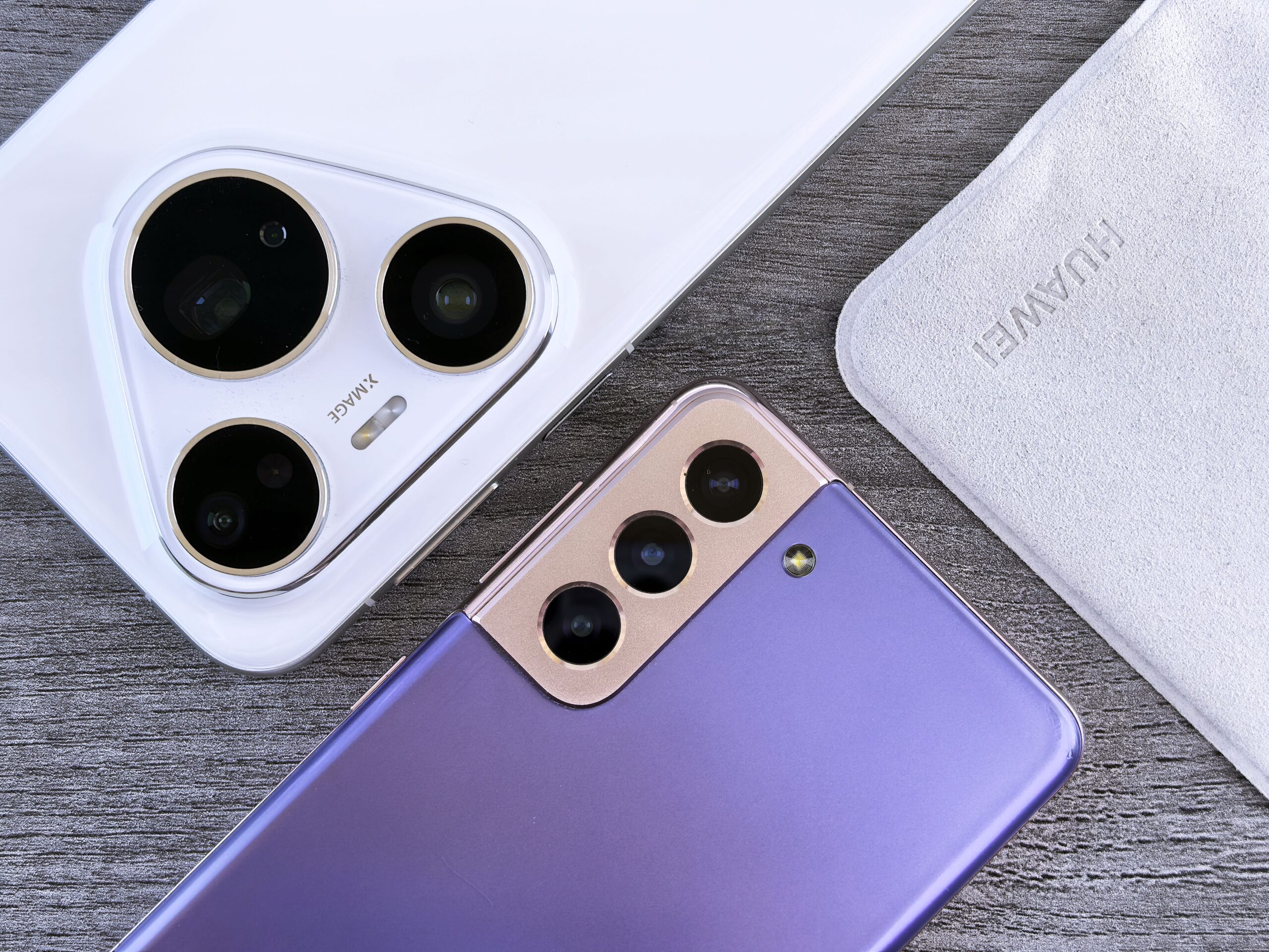 smartphones-intermediarios-premium-alinhados-mesa