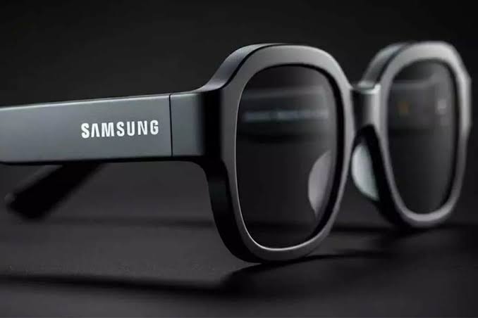Óculos inteligentes Galaxy Glasses da Samsung em destaque, mostrando a câmera embutida na armação