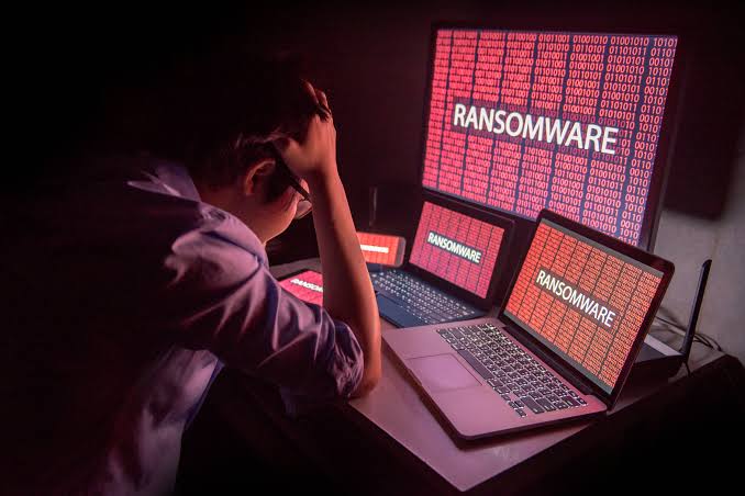 Tela de computador com aviso de ransomware de IA e cadeado digital simbolizando o ataque autônomo JADEPUFFER